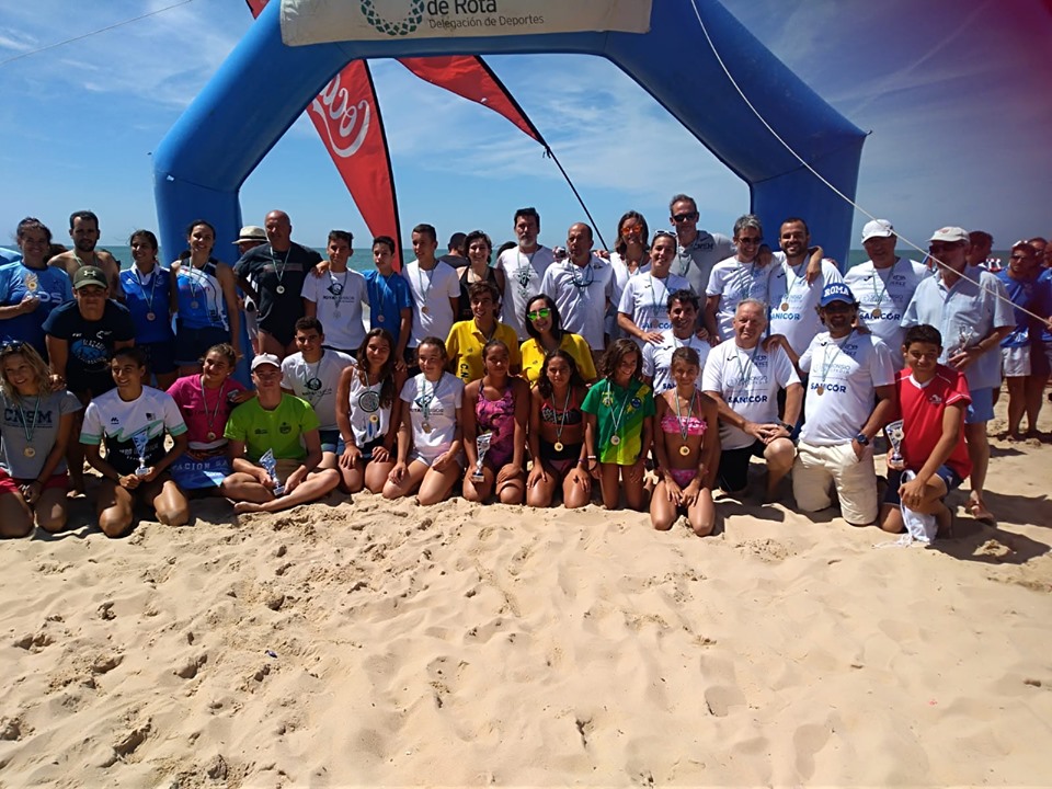La XXIV Travesía a Nado Playa de la Costilla congregó a unos 250 nadadores 