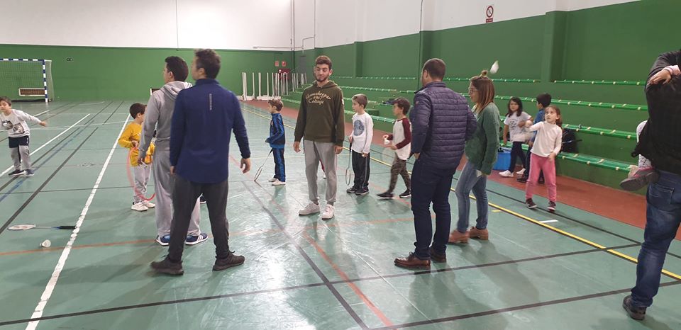 Los programas específicos de Deportes se estrenan invitando a los escolares a practicar badminton