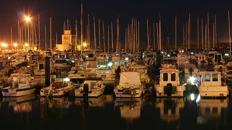 Vista nocturna del Puerto Deportivo Astaroth, Rota - (C) J.M. Bolaños