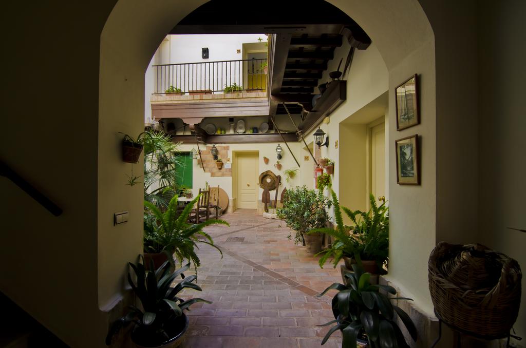 Patio interior del acceso vía calle Constitución, Hostal Sixto (Rota)
