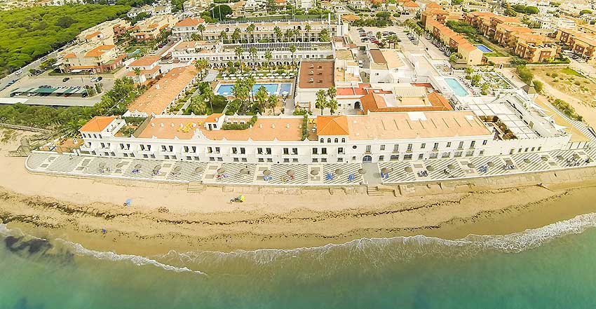 Vista aérea del Hotel Playa de Luz y sus instalaciones