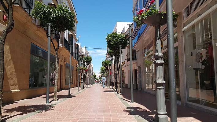 Una de las calles más comerciales de la localidad, calle Charco-García Sánchez