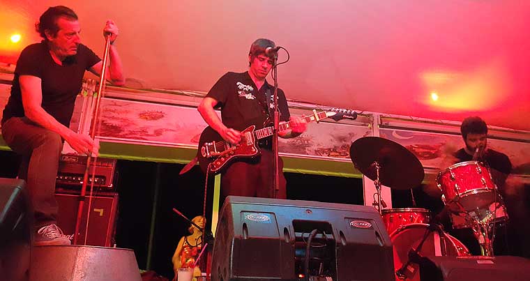 Actuación de la banda Guadalupe Plata en el chiringuito Las Dunas durante el verano de 2017