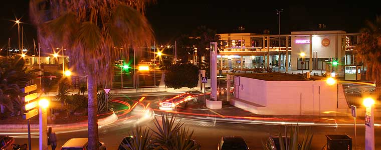 Zona juvenil nocturna en el Puerto Deportivo Astaroth y la Avda San Juan de Puerto Rico, Rota (c) José Manuel Bolaños