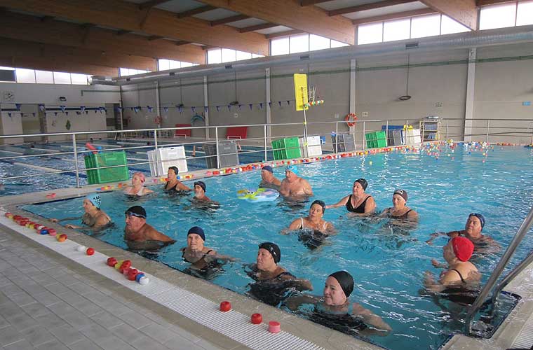 Clase de mantenimiento físico en la piscina municipal de Rota