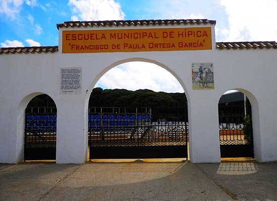 Entrada a la Escuela Municipal de Hípica Francisco de Paula Ortega García