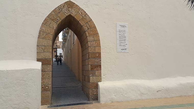 Ruta Rota Monumental: arco que comunica el casco antiguo con la playa de la Costilla, Iglesia de Nuestra Señora de La O al fondo