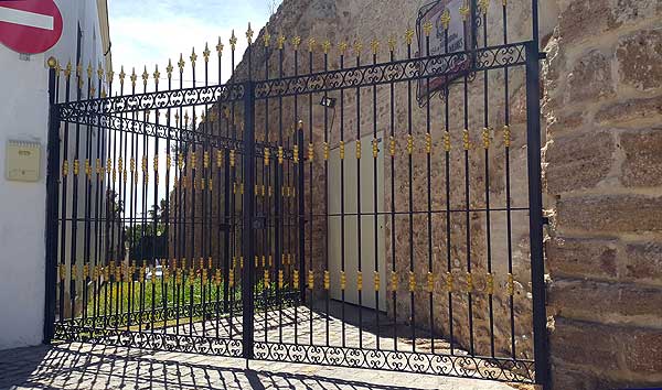 Segmento de muralla que antiguamente comunicaba con la Puerta de Jerez, Rota