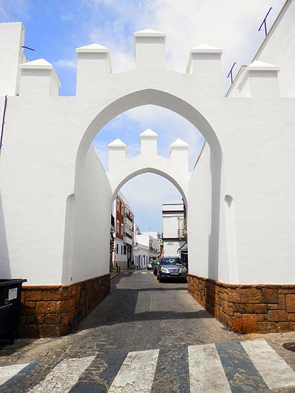 Puerta de Regla, también conocida como Puerta de Chipiona o de la Carne, Rota