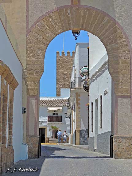 Puerta del Mar desde la explanada del muelle, al fondo el Castillo de Luna - (c)J.J. Corbal. Todos los derechos reservados.