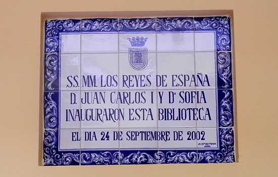 Placa conmemorativa de azulejos en la biblioteca municipal «Poetas Andaluces», inaugurado por los Reyes de España en su visita oficial a la Villa en octubre de 2003