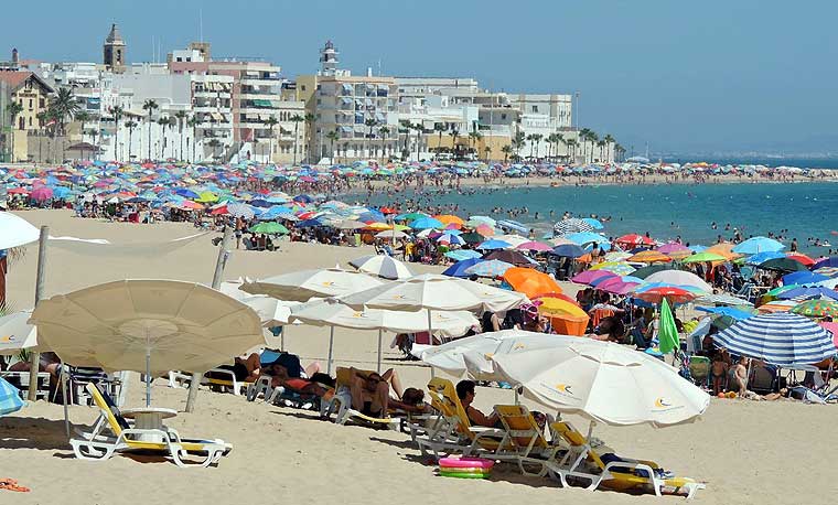 Playa de las Costilla en temporada alta, todas las calles dan al mar (c) J.J. Corbal