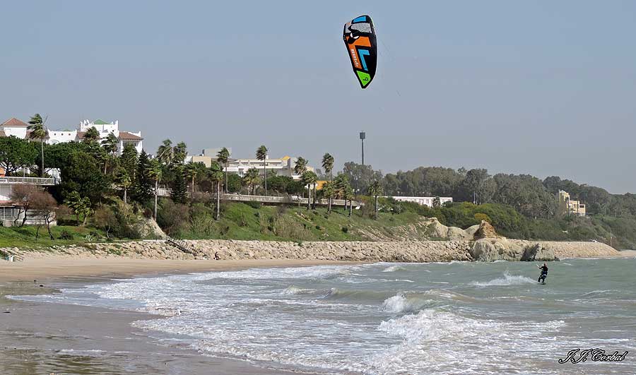 Práctica de kitesurf en pleno temporal de levante en la Playa del Chorrillo (Rota)