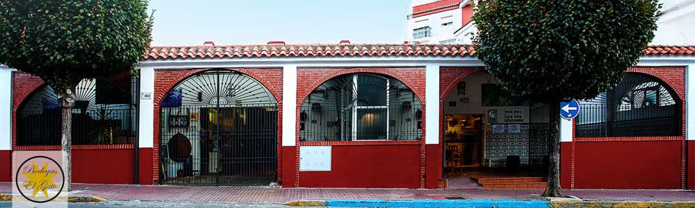 Fachada de Bodegas El Gato, que incluye bar con despacho de vinos y tienda de vinos (c) [4] Bodegas El Gato